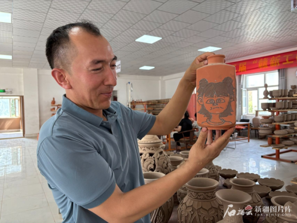 群益证券 边关万里行·遇见丨阿克陶匠人给土陶打“艺术点滴”