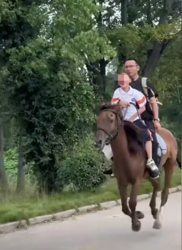 瑶鸿配资 安徽父亲骑马接女儿放学 温馨画面引发网友点赞